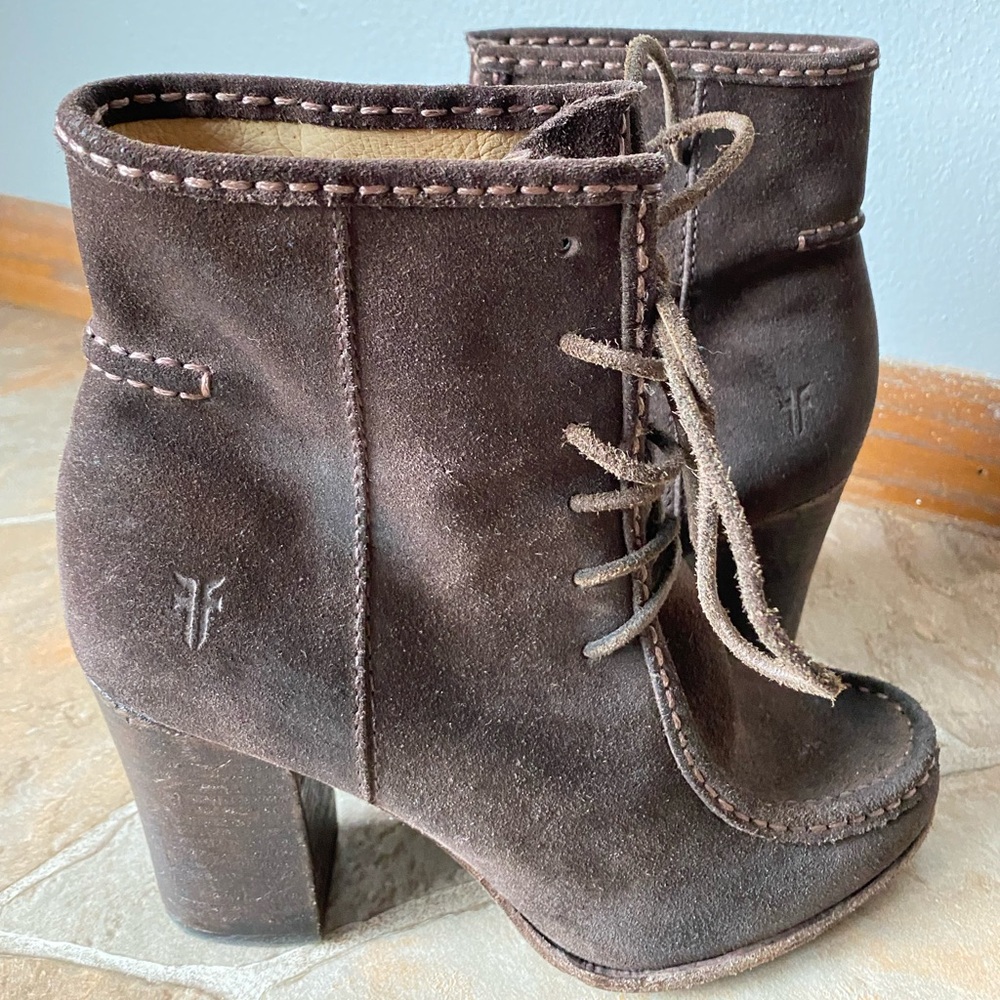 Women’s FRYE boots size 8
Brown Suede